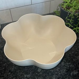 CHIP BOWL Tupperware 14 inch. Excellent like new condition. Cream color